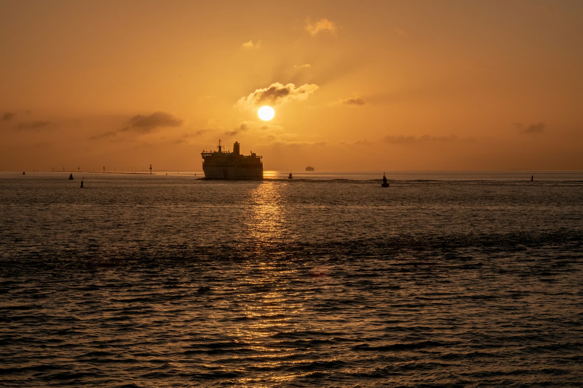 Navio cargueiro no horizonte ao pôr do sol